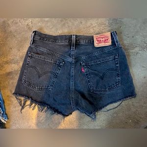 LEVIS 501 black denim shorts. size 27